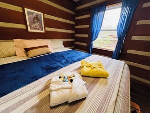 2 bedrooms, iron/ironing board, WiFi, bed sheets - Clean fisherman river cabin (Cherokee)