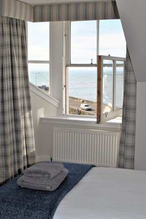 3 bedrooms, iron/ironing board, Internet, bed sheets - Harbourside Apartment (Anstruther)