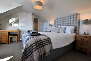 3 bedrooms, iron/ironing board, Internet, bed sheets - Harbourside Apartment (Anstruther)