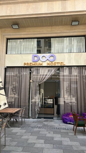 A building with a sign reading 'Doo Premium Hostel'. - PREMIUM DOO Hostel (Tashkent)