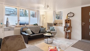 Uma sala de estar moderna com sofá, mesa de centro e estante.