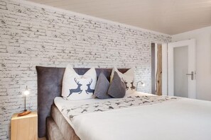 Room - Steiert Apartments with Wi-Fi & Parking (Freiburg im Breisgau)