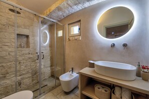 Regadera, secadora de cabello, bidet, toallas 
