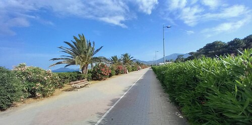 Nice bright apartment with parking in front of the door, 2 minutes from the beach.