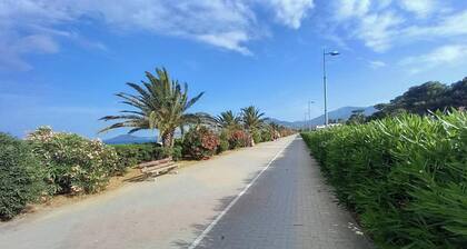 Nice bright apartment with parking in front of the door, 2 minutes from the beach.