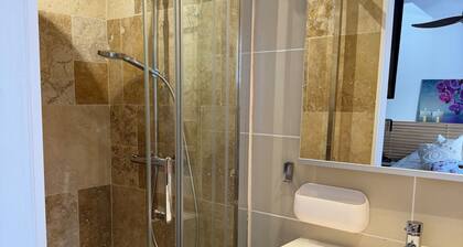 Nice bright apartment with parking in front of the door, 2 minutes from the beach.