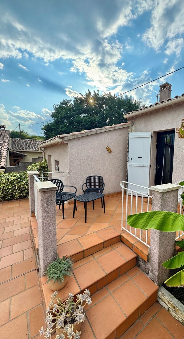 Terrace/patio - 🌿 House with private pool, garden 1000 m², 3 air-conditioned bedrooms (Bollène)