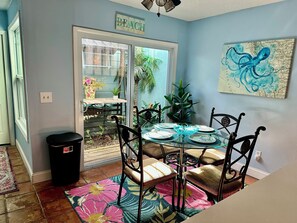 Dining - Beachy 2-bedroom townhome in charming New Smyrna Beach with AC (New Smyrna Beach)