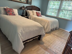 2 bedrooms, iron/ironing board, WiFi, bed sheets - Beachy 2-bedroom townhome in charming New Smyrna Beach with AC (New Smyrna Beach)