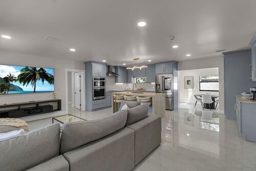 Modern Oasis: Hot Tub, Fire Pit, 3 Mi to Beach