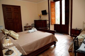 Habitación triple estándar, balcón, vista al patio