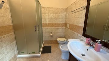 Kolmen hengen deluxe-huone | Kylpyhuone