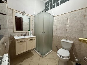 Standard Triple Room, Balcony, Courtyard View | Bathroom - Agriturismo Sole di Sicilia (Randazzo)