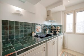 Fridge, microwave, stovetop, dishwasher - At Home – Luxury Apartment in Bari (Bari)