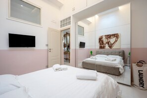 2 bedrooms, iron/ironing board, WiFi, bed sheets - At Home – Luxury Apartment in Bari (Bari)