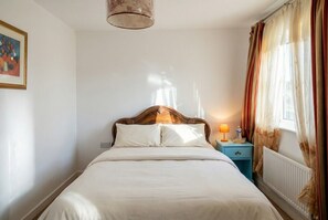 2 slaapkamers, een bureau, een strijkplank/strijkijzer, wifi