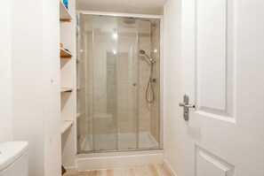 Towels - Light-filled retreat with ensuite, workspace and free parking (Stewartby)