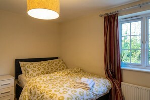 2 bedrooms, desk, iron/ironing board, WiFi - Light-filled retreat with ensuite, workspace and free parking (Stewartby)