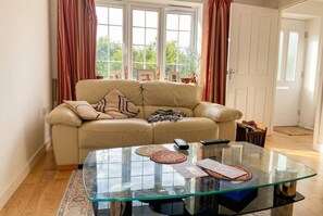 TV, books - Light-filled retreat with ensuite, workspace and free parking (Stewartby)
