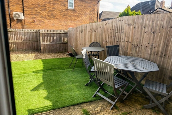 Step outside to your private enclosed garden with outdoor dining seating.