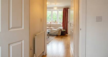 Light-filled retreat with ensuite, workspace and free parking