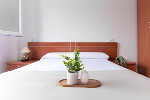 3 bedrooms, travel cot, WiFi, bed sheets - Modern apartment - private parking - close to beaches (Santander)