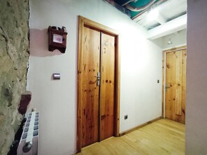 Interior - Cyan Double Room - Private Bathroom - Cartes (Cartes)