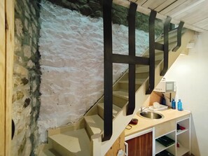 Interior - Pink Double Room - Private Bathroom - Cartes (Cartes)