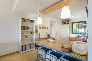 Fridge, microwave, oven, stovetop - Apartment 'Sa Calma I - 1A' with Sea View, Wi-Fi and Air Conditioning (Begur)