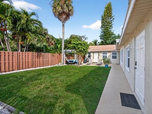 Property grounds - Cozy Beach Studio • Walk to the Sand (Pompano Beach)
