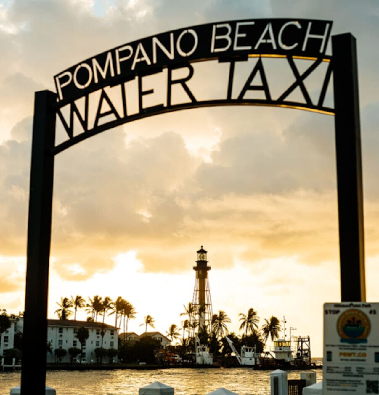 Un letrero que dice 'Pompano Beach Water Taxi'.