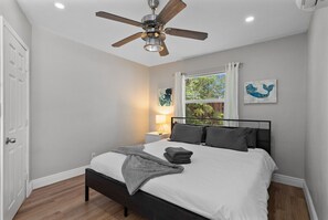 2 bedrooms, desk, iron/ironing board, travel cot - BeachBliss | Steps to Sand & Sun (Pompano Beach)