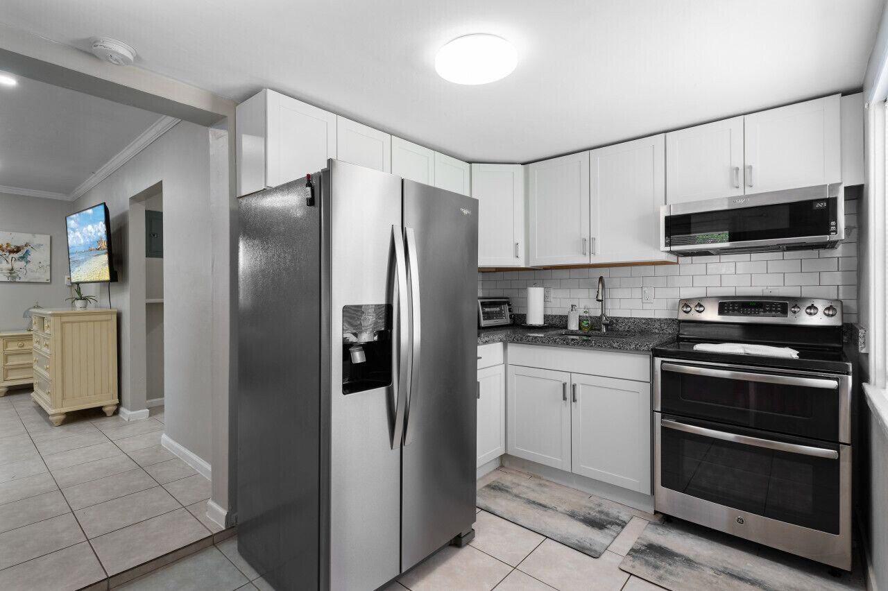 Coffee/tea maker, fridge, microwave, oven