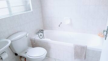 Room, 1 Bedroom, Patio | Bathroom