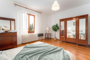 2 bedrooms, free WiFi, bed sheets - Sundara Apartment - Two Bedroom Apartment, Sleeps 6 (Poggibonsi)