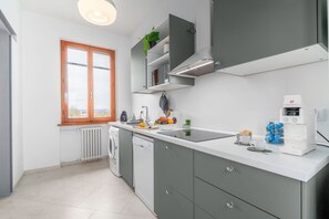 Jääkaappi, mikroaaltouuni, liesi, astianpesukone