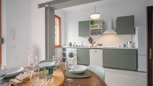 Uma cozinha moderna com máquina de lavar embutida, micro-ondas e pia.