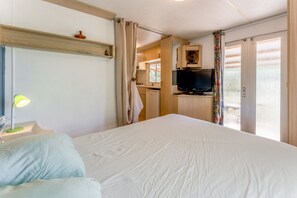1 bedroom, bed sheets - Mobile Home 'Mobil-home Au Cœur Des Vignes' with Shared Terrace and Air Conditioning (Visan)