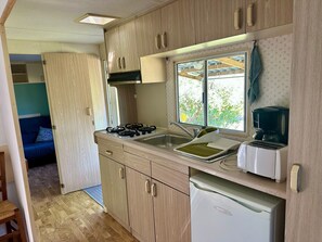 Private kitchen - Mobile Home 'Mobil-home Au Cœur Des Vignes' with Shared Terrace and Air Conditioning (Visan)