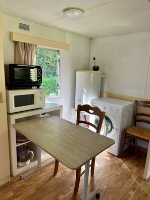 Interior - Mobile Home 'Mobil-home Au Cœur Des Vignes' with Shared Terrace and Air Conditioning (Visan)
