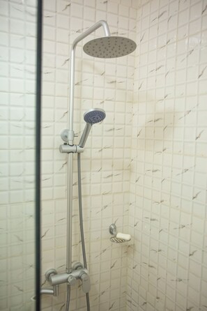 Shower, towels, soap, toilet paper - Bright, modern apartment with mezzanine (Abidjan)