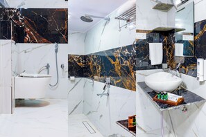 Bathroom - Blessings Homestay- A luxury Abode with Garden! (Varanasi)