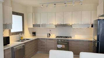 Penthouse, 4 Bedrooms, Canal View | Private kitchen