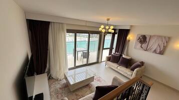 Penthouse, 4 Bedrooms, Canal View | Living area