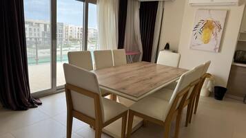 Appartement Penthouse, 4 chambres, vue sur le canal | Restauration
