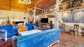 TV, fireplace, DVD player, stereo