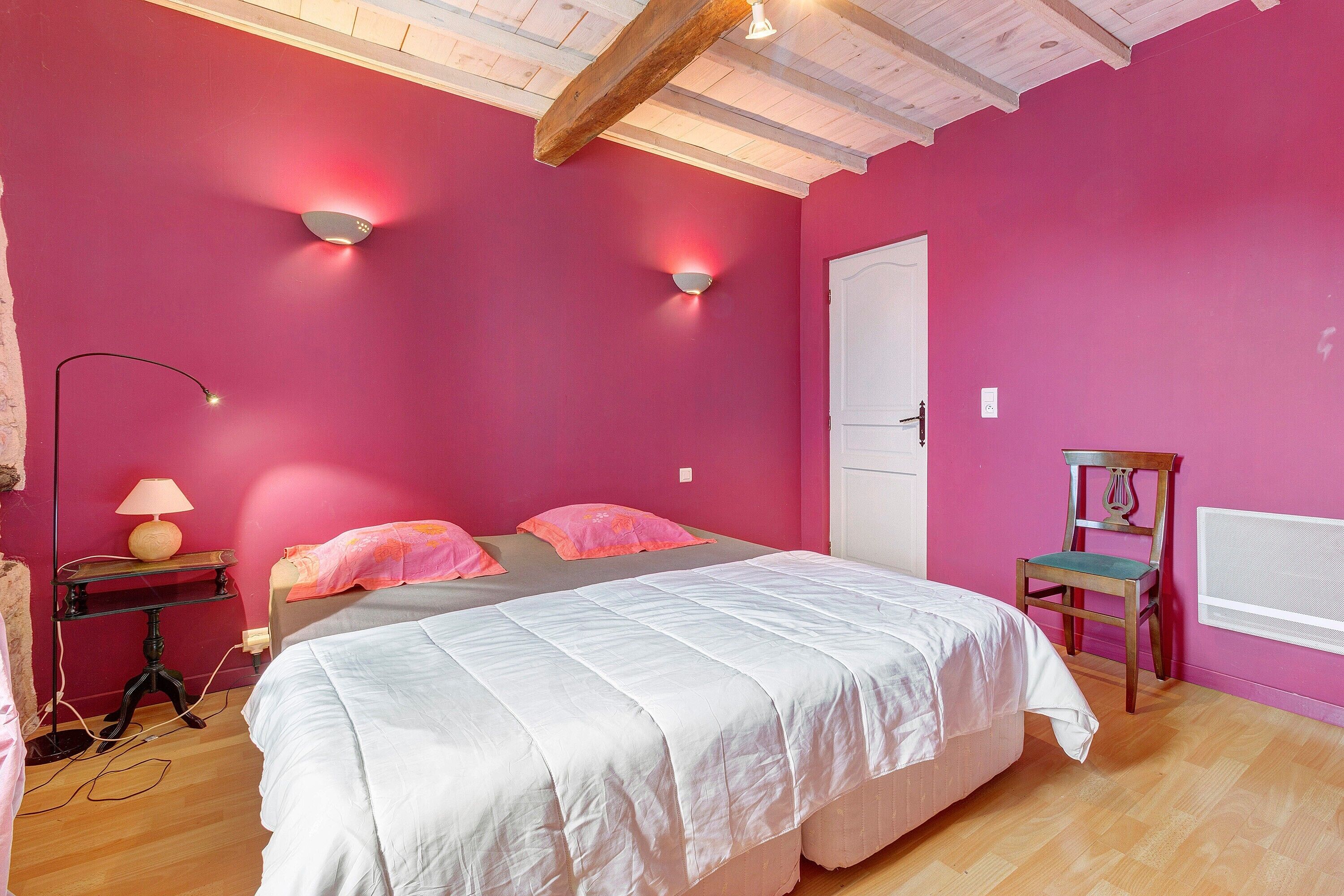 5 quartos, ferros/tábuas de passar roupa, Wi-Fi, roupa de cama
