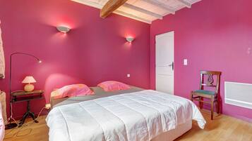 5 quartos, ferros/tábuas de passar roupa, Wi-Fi, roupa de cama