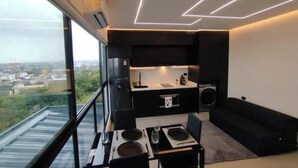 Una cocina moderna con comedor, ventanas amplias y vista a la ciudad.