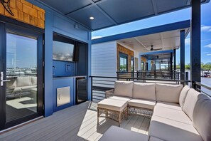 Terrace/patio - Modern 3BR Waterfront Houseboat | Walk to Wilmington Riverwalk and Dining (Wilmington)